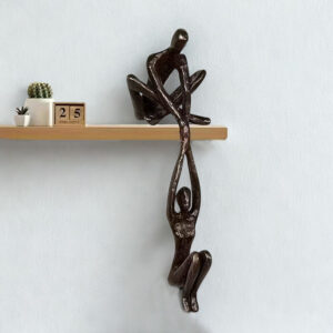 Sculptură abstractă a unui cuplu bărbat și femeie